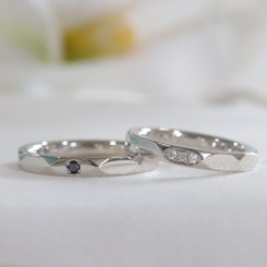 【オーダーメイド結婚指輪】カット面が輝く六面体デザイン