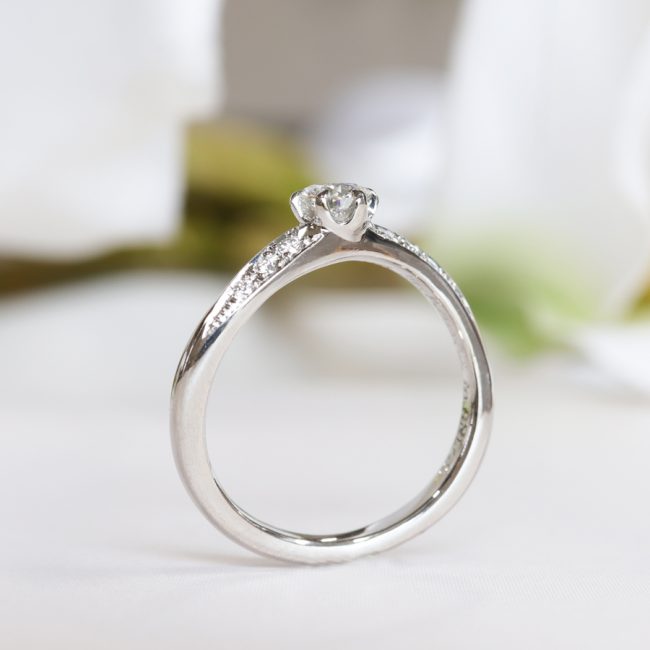浜松　婚約指輪　枠代117,600円(税込)　女性らしい曲線を表現