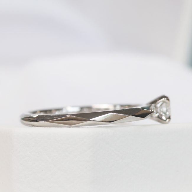 浜松　婚約指輪　枠代97,000円(税込)　ひし形のカッティングが光る
