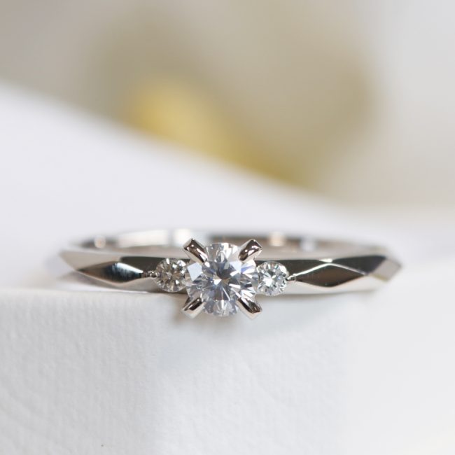 浜松　婚約指輪　枠代97,000円(税込)　ひし形のカッティングが光る