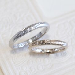 浜松　ゴールド結婚指輪・鍛造　切り込みがアクセントの鎚目デザイン