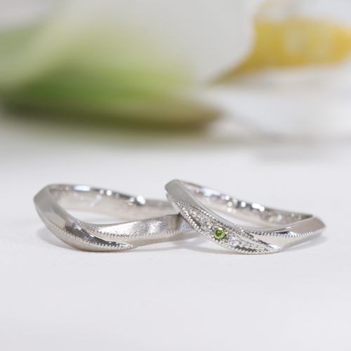 浜松　プラチナ【手作り結婚指輪】ペリドットカラーのダイヤモンドが目をひくVライン