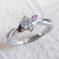 【婚約指輪】プラチナ　0.3カラットダイヤ　誕生石ガーネット×ピンクサファイア
