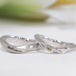 浜松　プラチナ結婚指輪・鍛造　ペリドットカラーのダイヤモンドが目をひくVライン