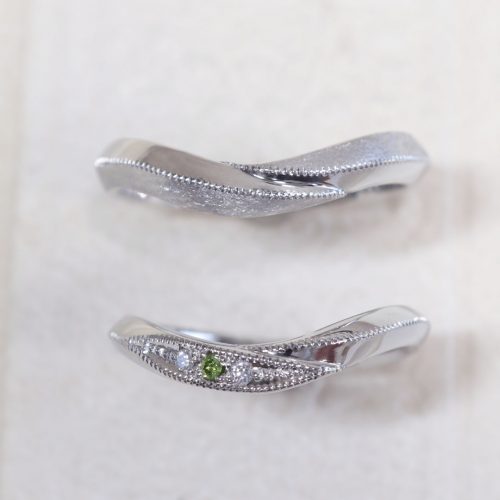 浜松　プラチナ【手作り結婚指輪】ペリドットカラーのダイヤモンドが目をひくVライン