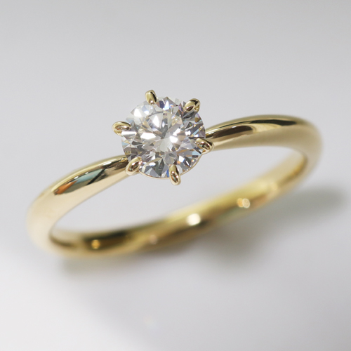 婚約指輪　枠代74,800円(税込)　ファッション性豊かなイエローゴールドのシンプルデザイン