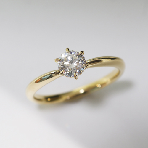 浜松　婚約指輪　枠代74,800円(税込)　ファッション性豊かなイエローゴールドのシンプルデザイン