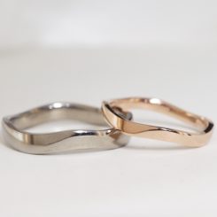 浜松　ゴールド結婚指輪・鍛造　波線が描く表情豊かなデザイン