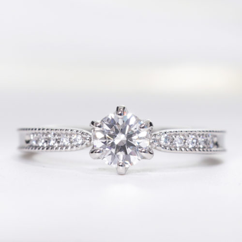 婚約指輪　0.3カラットダイヤ　プラチナ　ミル打ち・メレダイヤでクラシックデザイン