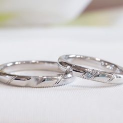 【オーダーメイド結婚指輪】斜めに入れた2本のミル打ちがポイント