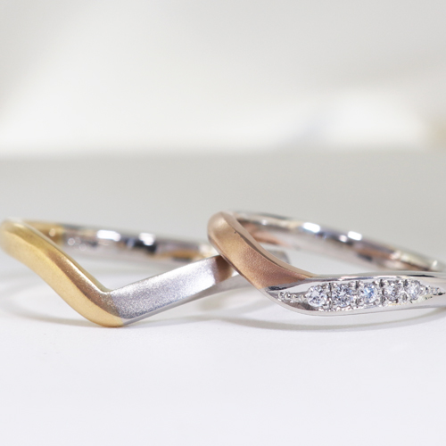 浜松　コンビ結婚指輪・鍛造　指が長く見える！プラチナとゴールドのコンビVライン