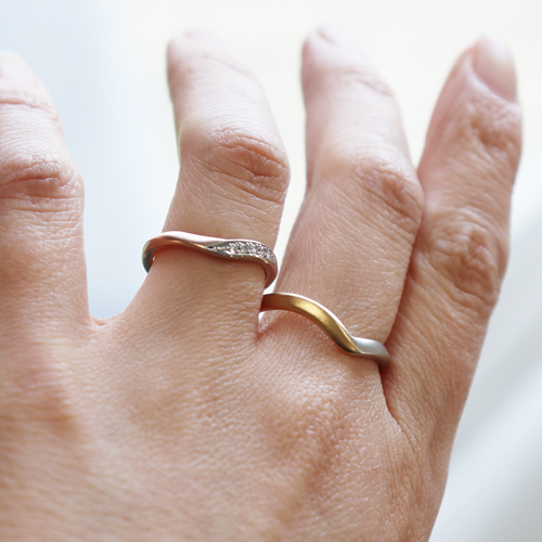浜松　コンビ【オーダーメイド結婚指輪】指が長く見える！プラチナとゴールドのコンビVライン