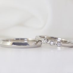 【オーダーメイド結婚指輪】コロンと丸い枠に留まった3石のダイヤモンド