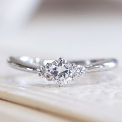 婚約指輪　枠代102,500円(税込)　浅めのVラインですっと伸びた女性らしい指元を演出