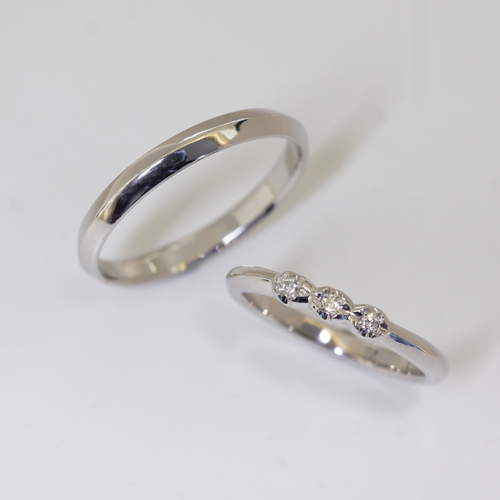 浜松　プラチナ【オーダーメイド結婚指輪】コロンと丸い枠に留まった3石のダイヤモンド