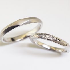 浜松　プラチナ結婚指輪・鍛造　シックな印象のひし形モチーフ