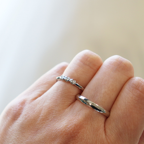 浜松　プラチナ【オーダーメイド結婚指輪】コロンと丸い枠に留まった3石のダイヤモンド