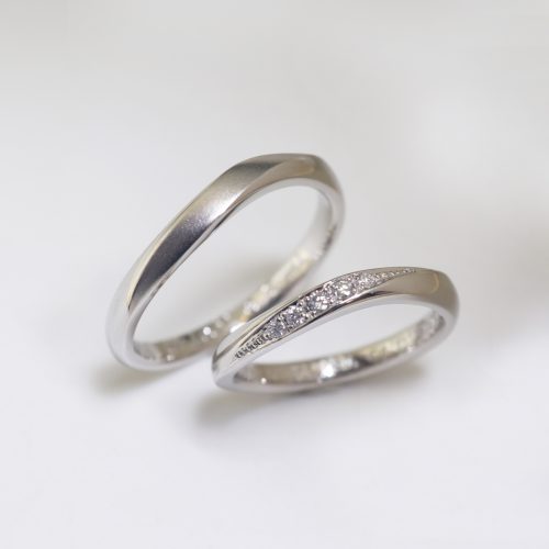 【オーダーメイド結婚指輪】スッキリとした印象のおそろいウェーブライン
