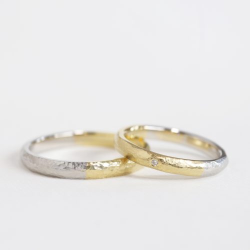 浜松【手作り結婚指輪】鎚目を入れたプラチナ・ゴールドのコンビリング