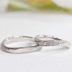 【オーダーメイド結婚指輪】ウェーブ　テクスチャーとダイヤモンド