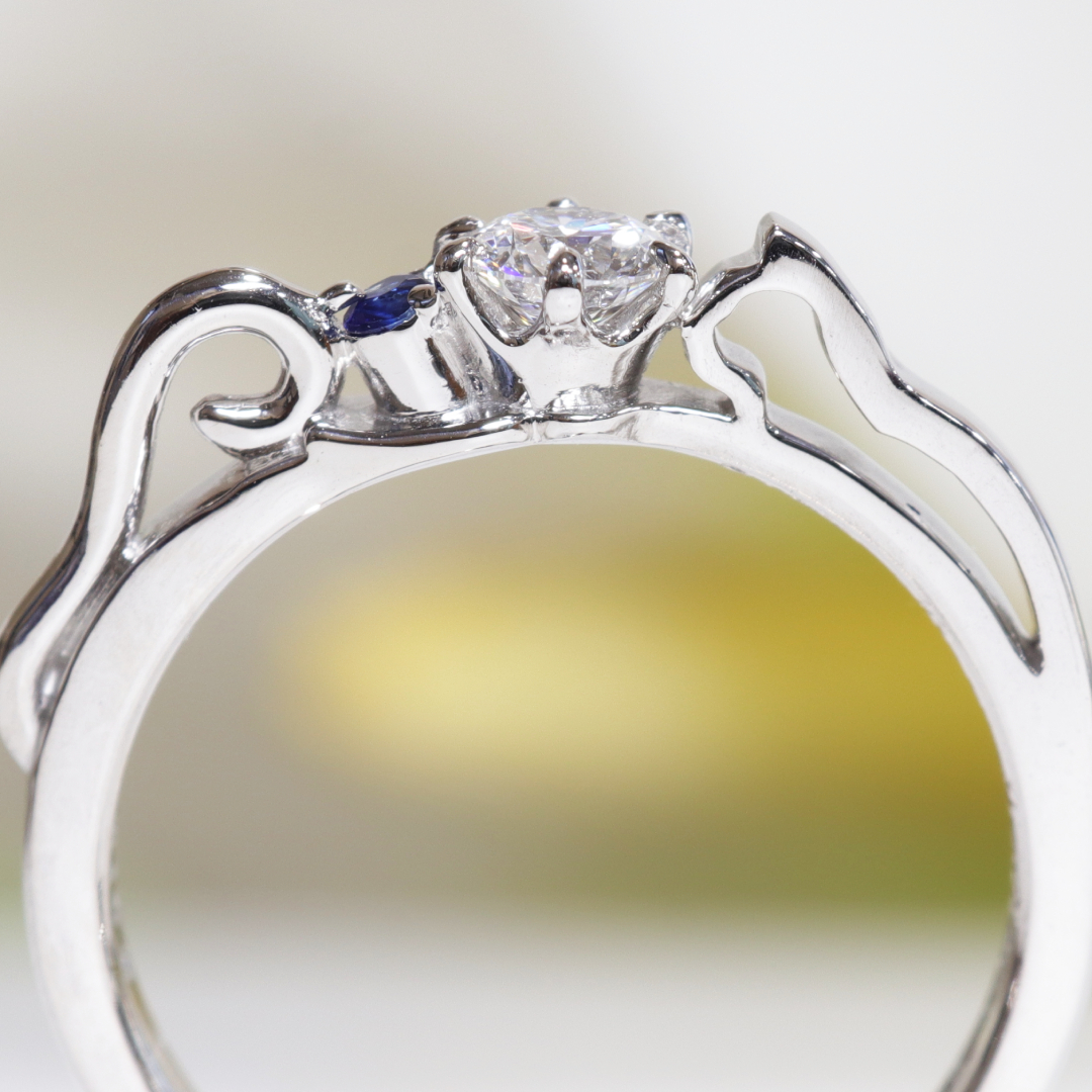 【婚約指輪】プラチナ　0.2カラットダイヤ　ねこデザインとサファイア