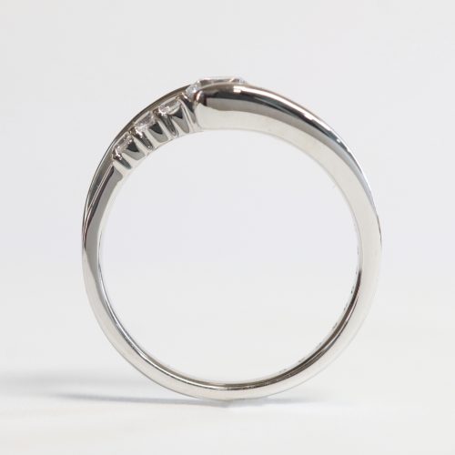 浜松【婚約指輪】プラチナ　0.3カラット　幅広でもスッキリとした印象に