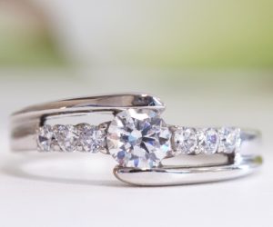 【婚約指輪】プラチナ　0.3カラットダイヤ　幅広でもスッキリとした印象に