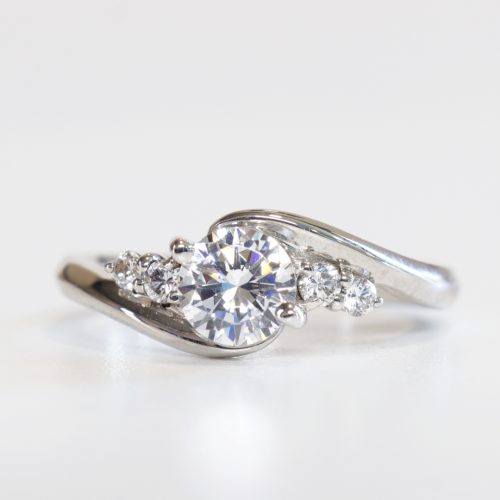 浜松　婚約指輪　プラチナ　0.5カラット　ウェーブしたアームでダイヤモンドを包み込む