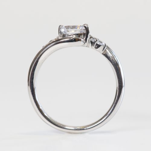 浜松　婚約指輪　プラチナ　0.5カラット　ウェーブしたアームでダイヤモンドを包み込む