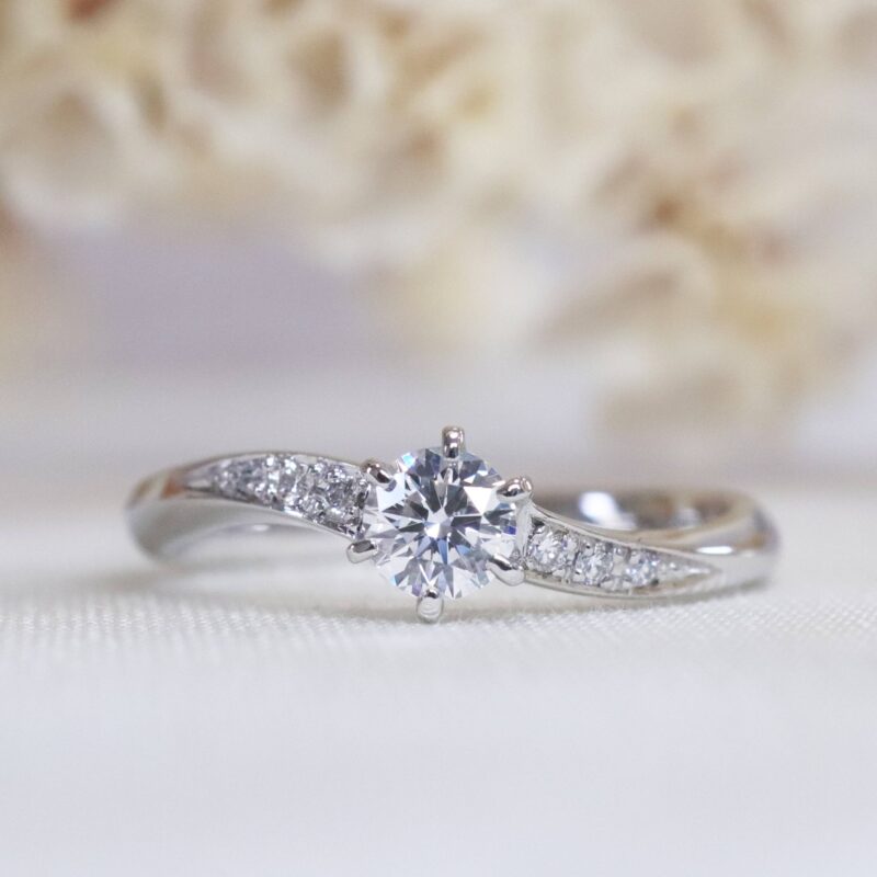 浜松　婚約指輪／メレダイヤが輝くウェーブラインの婚約指輪