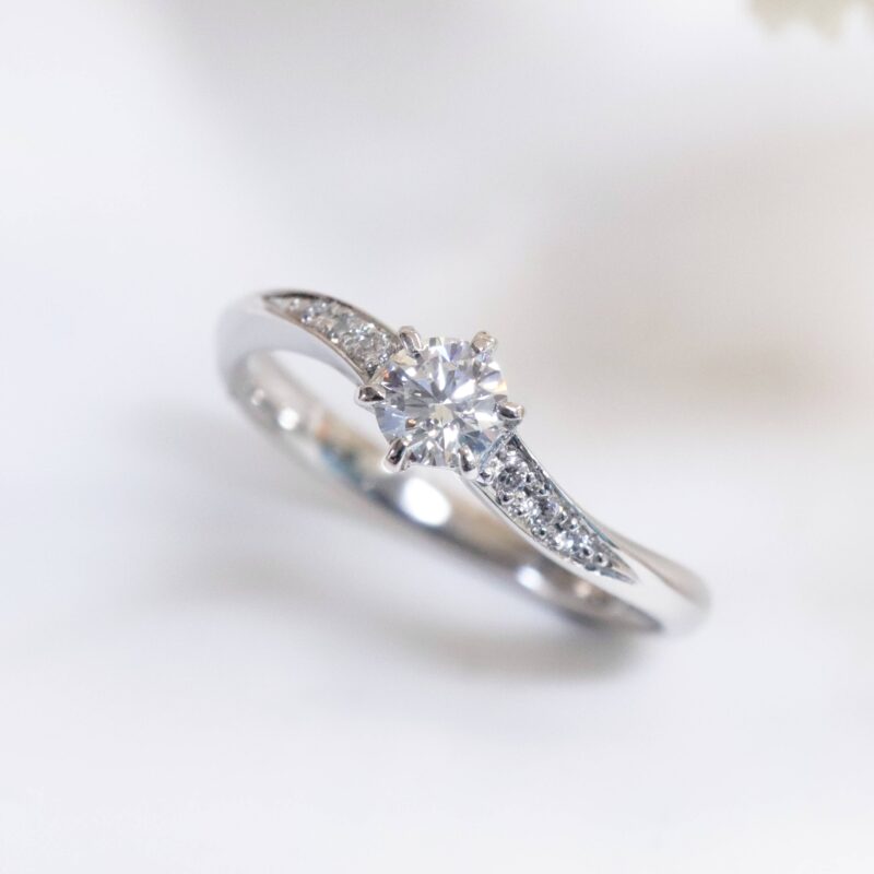 浜松　婚約指輪／メレダイヤが輝くウェーブラインの婚約指輪