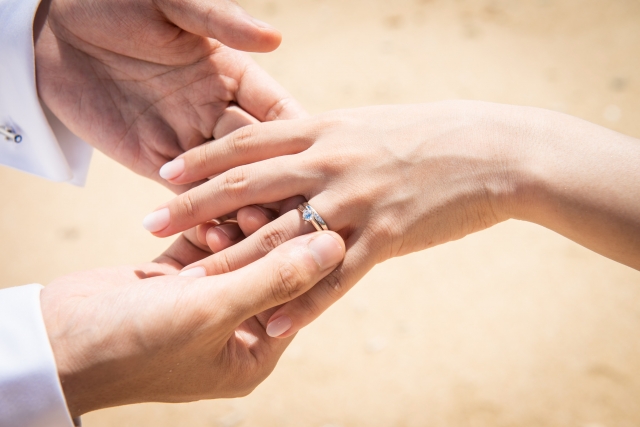 婚約指輪と結婚指輪の重ね着け、失敗しないための6つのポイント