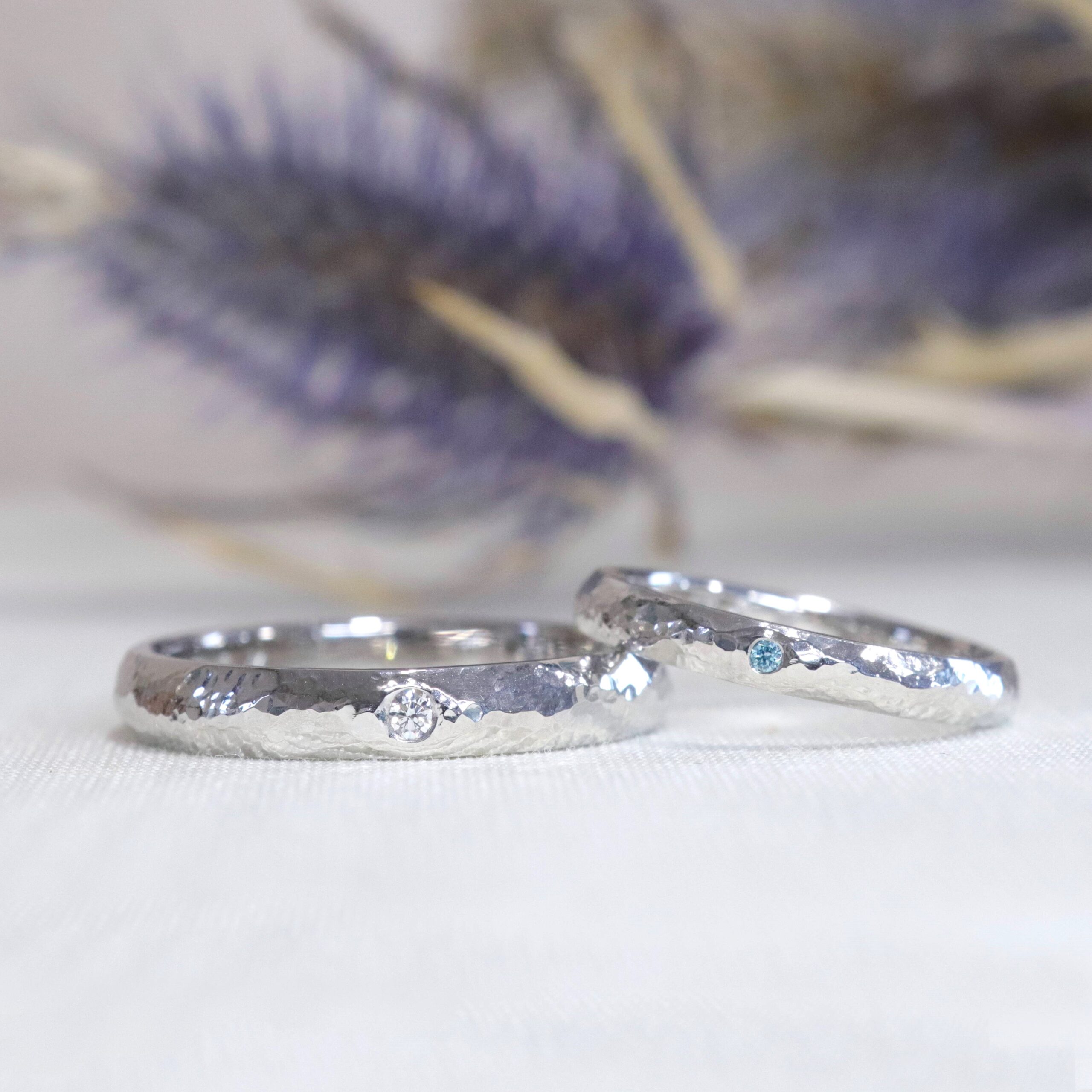 浜松　オーダーメイド結婚指輪／鎚目模様に輝くブルーのカラーダイヤモンド