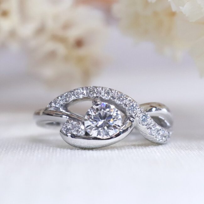浜松　オーダーメイド婚約指輪／いくつものラインが重なり合う婚約指輪
