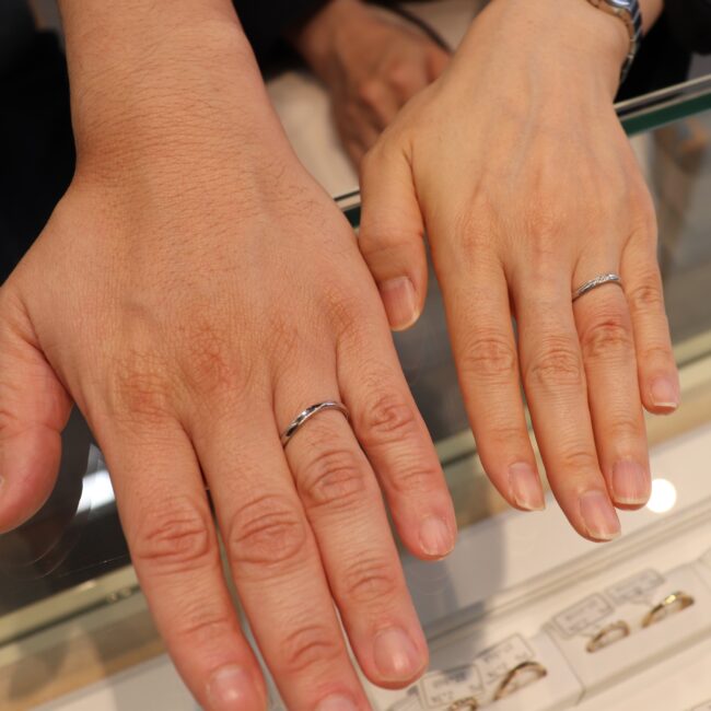 オーダーメイド結婚指輪/ゆるやかなウェーブに輝くミル打ちライン