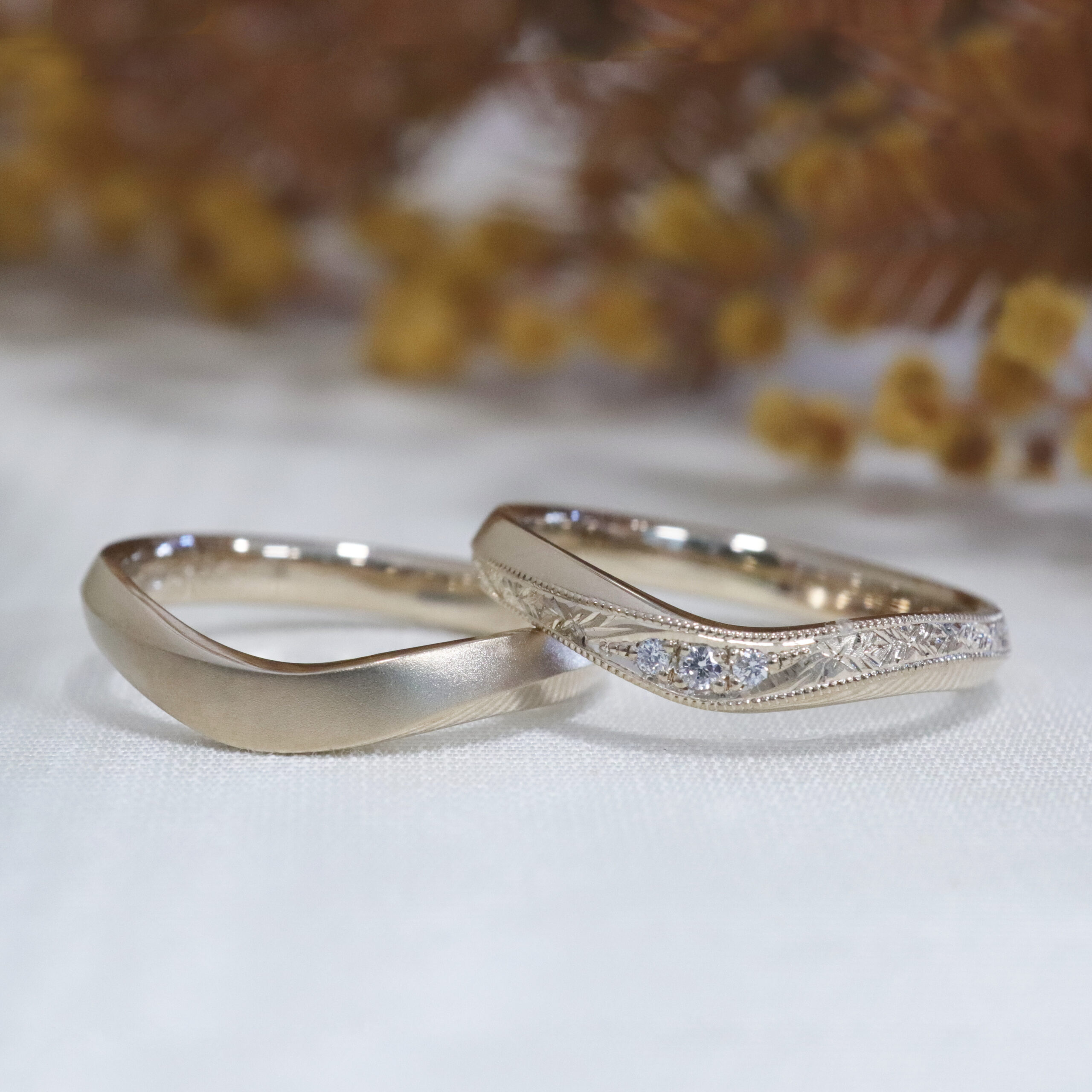 オーダーメイド結婚指輪／繊細な彫りを入れたVラインシャンパンゴールド