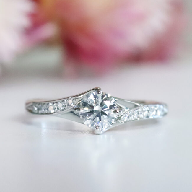 オーダーメイド婚約指輪／曲線美とメレダイヤが引き立てるダイヤモンドの輝き