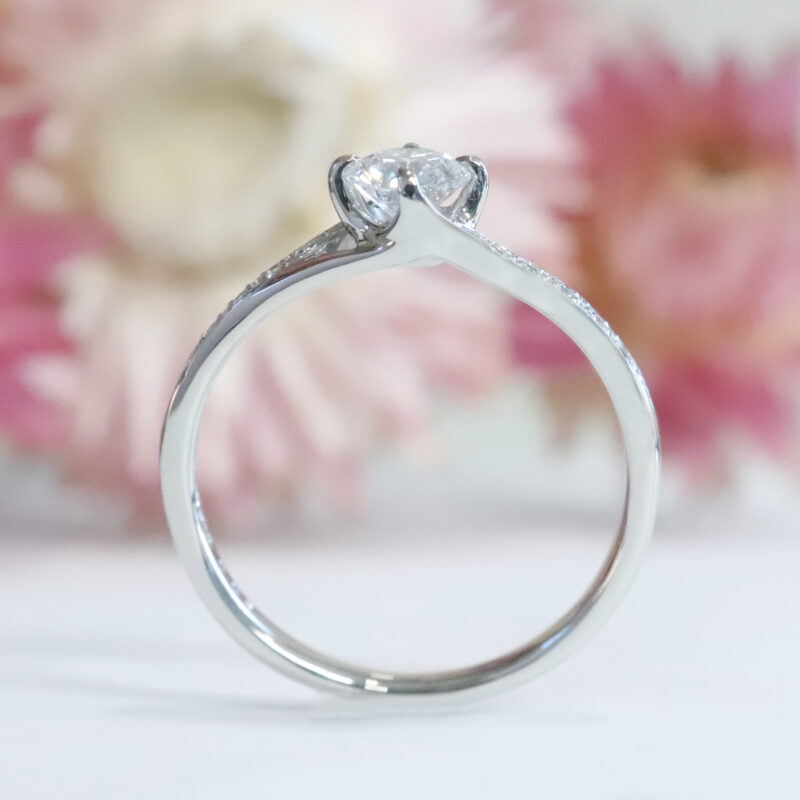 オーダーメイド婚約指輪／曲線美とメレダイヤが引き立てるダイヤモンドの輝き