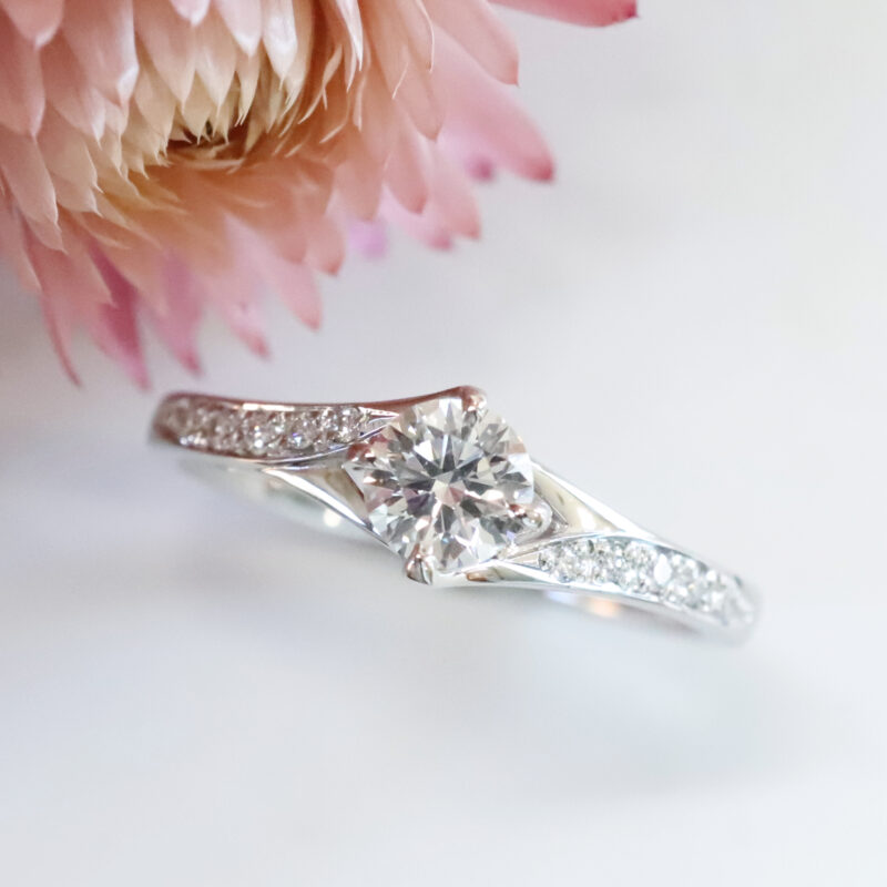 オーダーメイド婚約指輪／曲線美とメレダイヤが引き立てるダイヤモンドの輝き