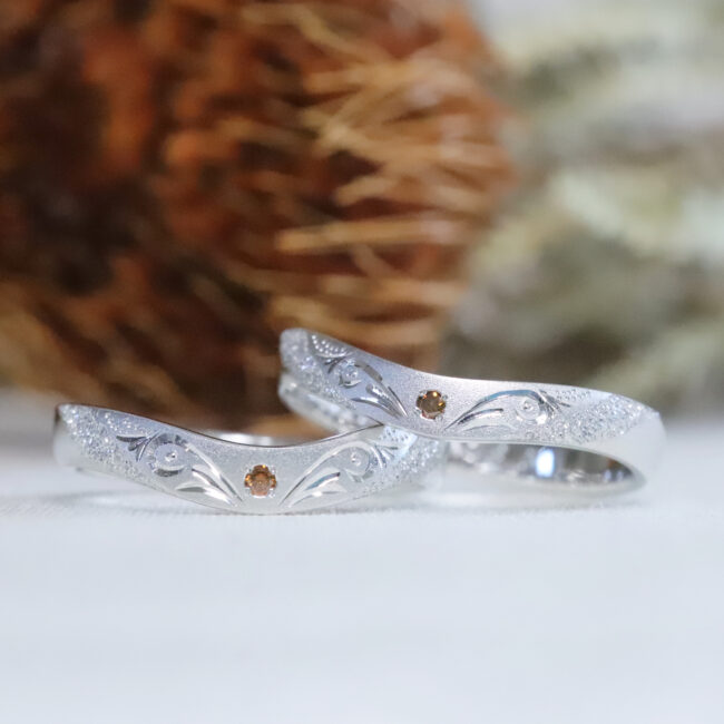 オーダーメイド結婚指輪／オレンジダイヤと唐草彫り