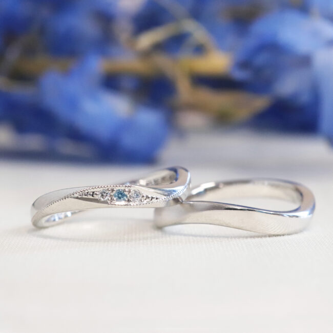 手作り結婚指輪／なめらかなミル打ちのラインとブルーのカラーダイヤ