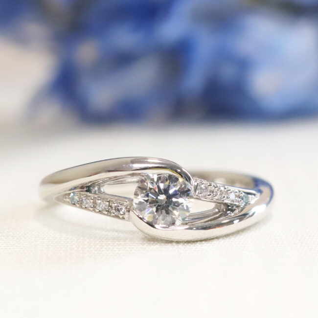 浜松　オーダーメイド婚約指輪／フラットで使いやすくブルーダイヤがポイント