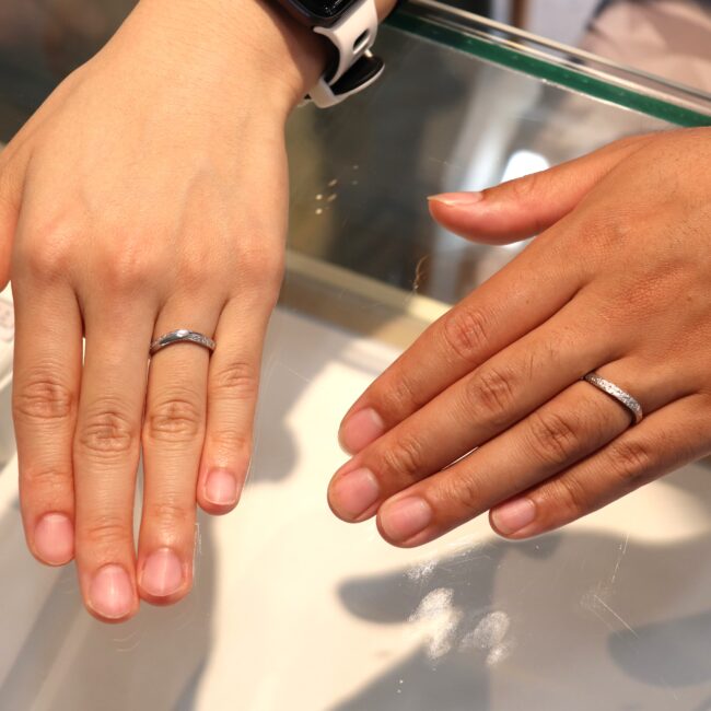 浜松　オーダーメイド結婚指輪／ワスレナグサの彫りとブルーダイヤ